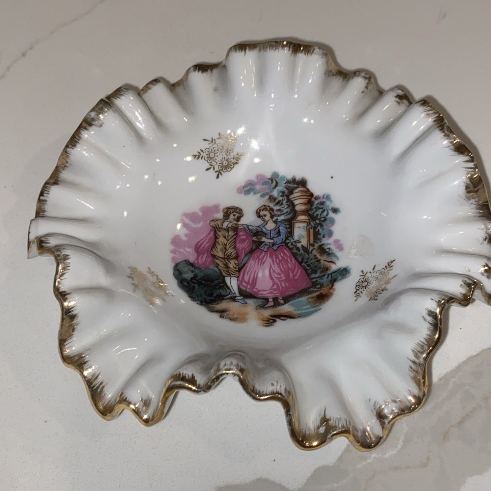 Vintage Porcelain Candy Dish Rococo Courting Scene Gold Gilt Scalloped Rim 3960